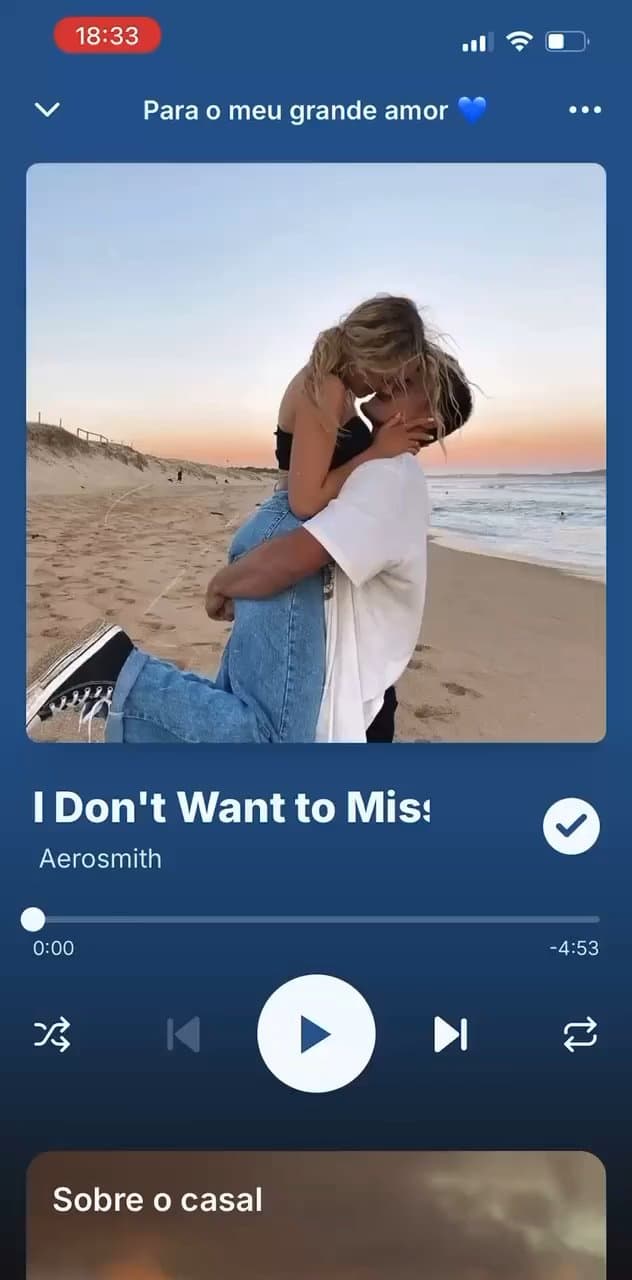 Exemplo de retrospectiva com foto do casal, música e memórias no celular